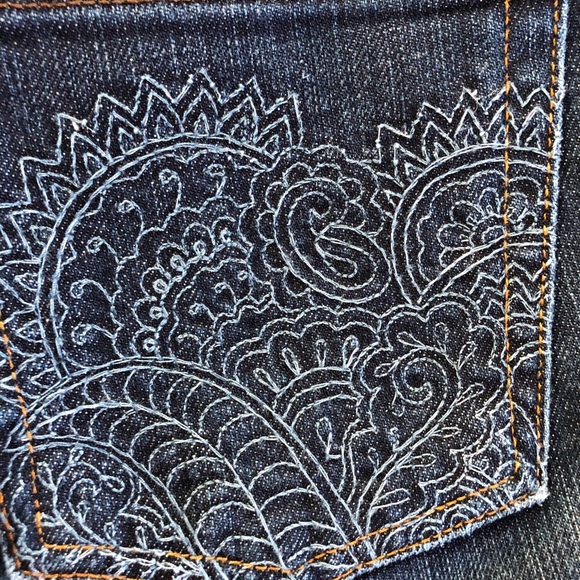 Lucky Jeans w Embroidered Back Pockets - Picture 4 of 6